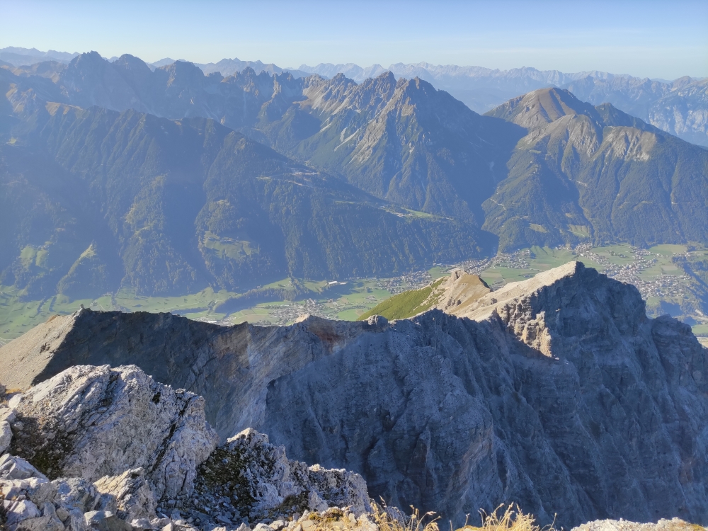 Wanderung Serles: Wanderung Serles: Blick ins vordere Stubaital mit dem Sonnenstein im Vordergrund (Serles)