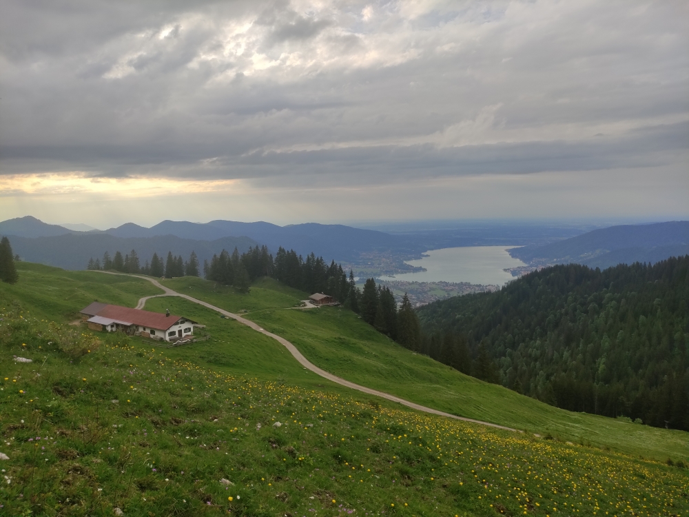 Wanderung Setzberg: Blick zur Setzberg Alm und dem Tegernsee