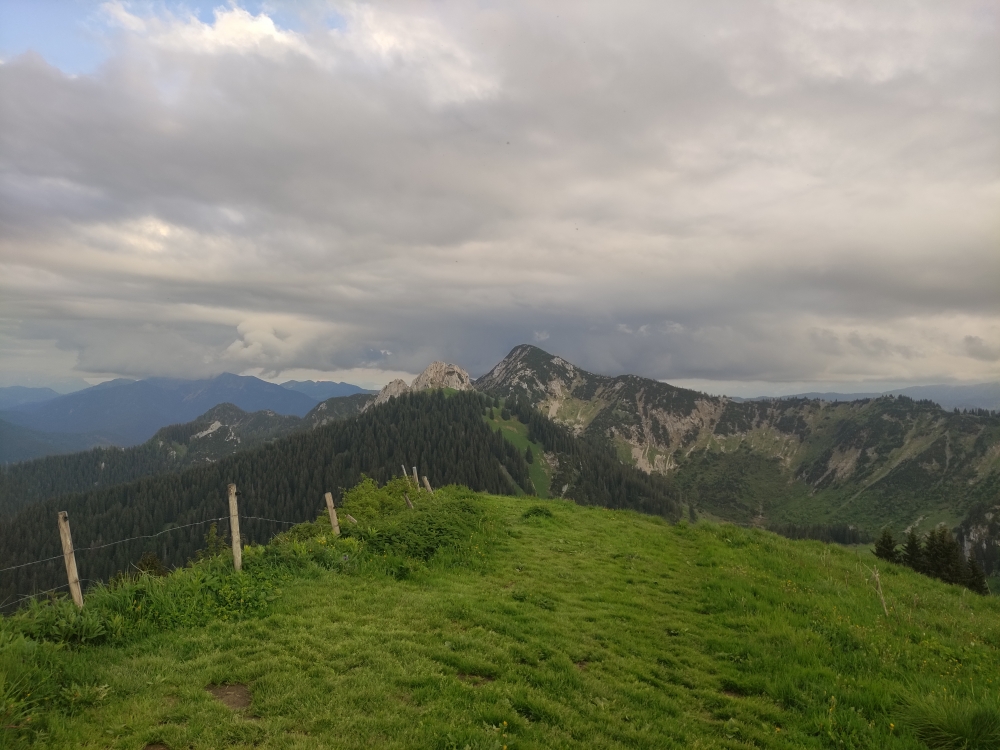 Wanderung Setzberg: Die letzten Meter zum Gipfel mit Blick zum Risserkogel