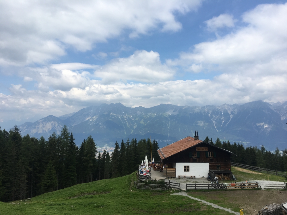 Wanderung Patscherkofel: Wanderung Patscherkofel: Die Sistranser Alm auf dem Abstieg von der Mitte des Zirbenweg  zur Talstation der Patschekopfelbahn