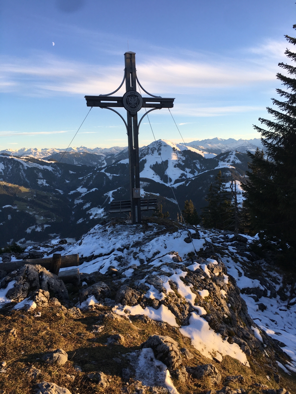 Klettersteig Großer und Kleiner Pölven: Klettersteig Großer und Kleiner Pölven: Söller Kreuz mit Hoher Salve im Hintergrund