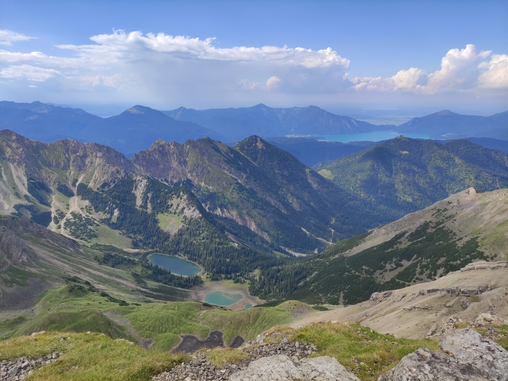 Wanderung Soiernspitze über Fischbachalm: Wanderung Soiernspitze über Fischbachalm: Blick über Soiernlache und Soiernsee mit Soiernhaus bis zum Walchensee  (Soiernspitze)