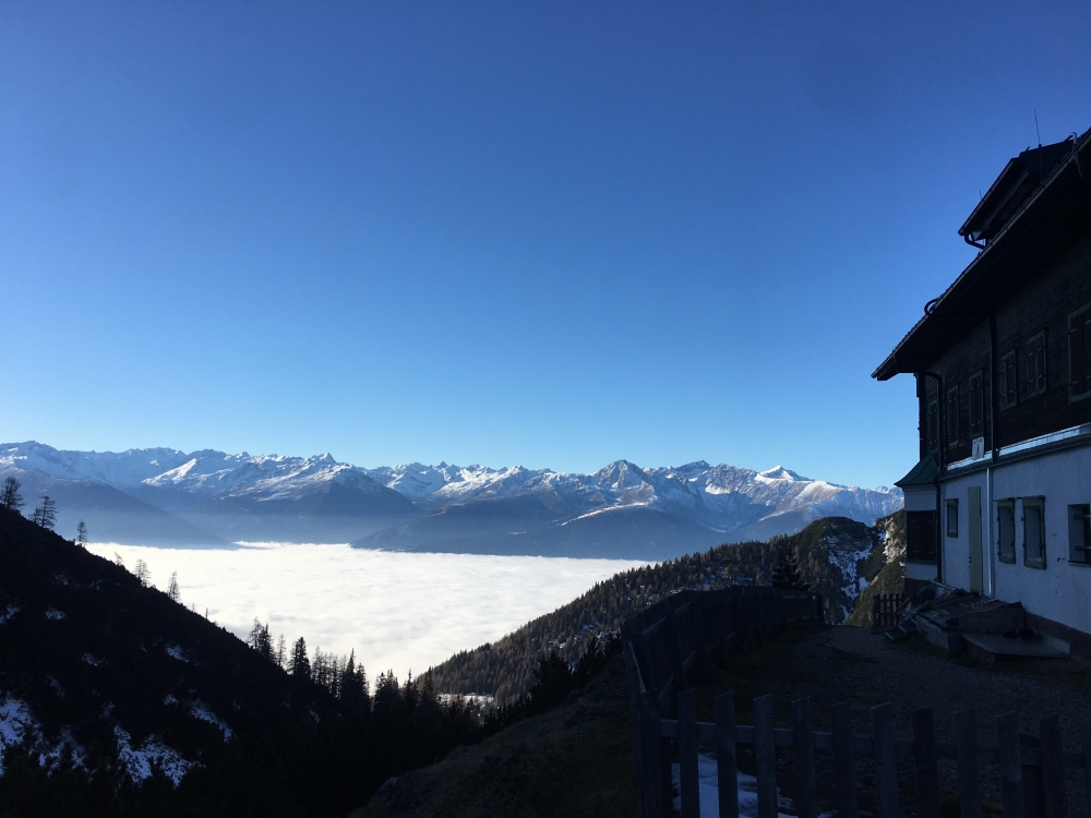 Wanderung Großer Solstein: Wanderung Großer Solstein: Solsteinhaus hoch über den herbstlichen Wolken