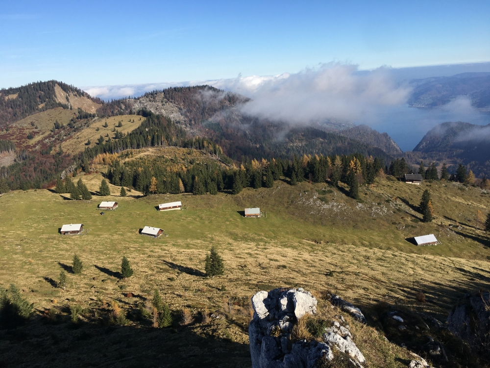 Wanderung Schafberg vom Schwarzensee: Wanderung Schafberg vom Schwarzensee: Blick auf die Sommeraualm vom Gipfel Vormauerstein