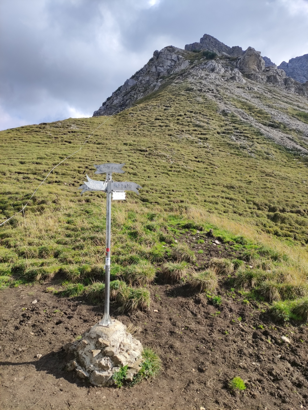 Wanderung Bleispitze: Wanderung Bleispitze: Wegweiser im Sattel (Sommerbergjöchle)