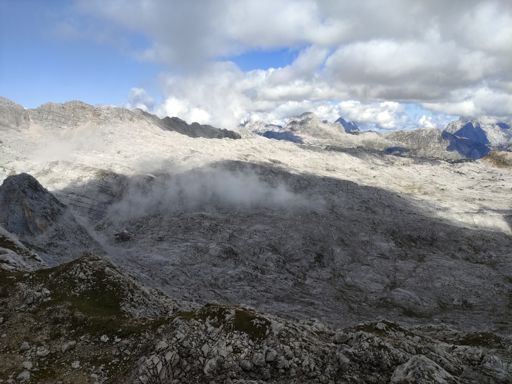 Sommerstein: Sommerstein (links) neben dem Riemannhaus 
