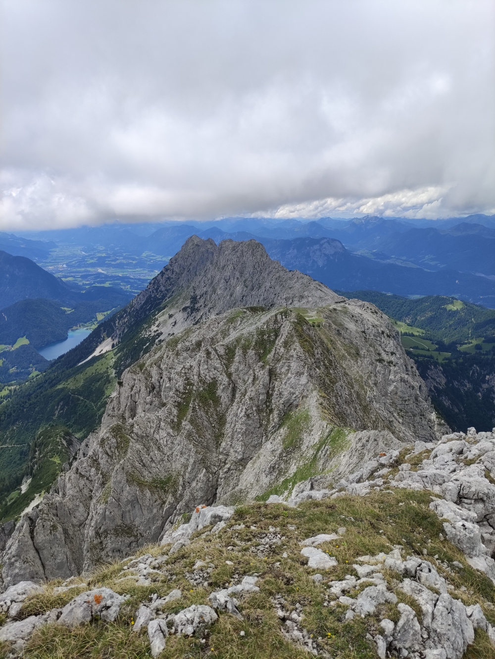 Klettersteig Hackenköpfe und Sonneck: Blick über die Hackenköpfe bis zum Scheffauer
