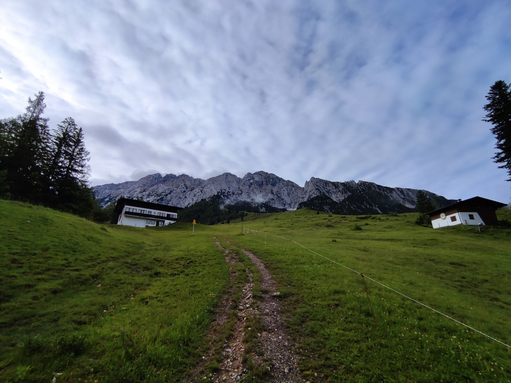 Klettersteig Hackenköpfe und Sonneck: Zur Kaindlhütte mit Blick auf Zettenkaiser, Scheffauer und Grat über die Hackenköpfe (von rechts nach links)