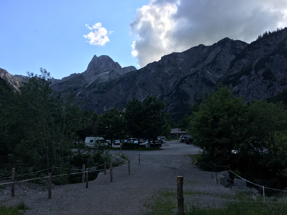 Wanderung Sonnjoch-Überschreitung: Beim Parkplatz Gramaialm beginnt neben der Teerstraße  der "Waldweg"