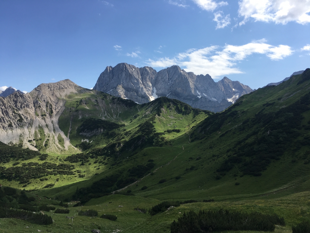 Wanderung Sonnjoch aus der Eng: In der Bildmitte der Weg vom Binssattel zum Gramai-Hochleger