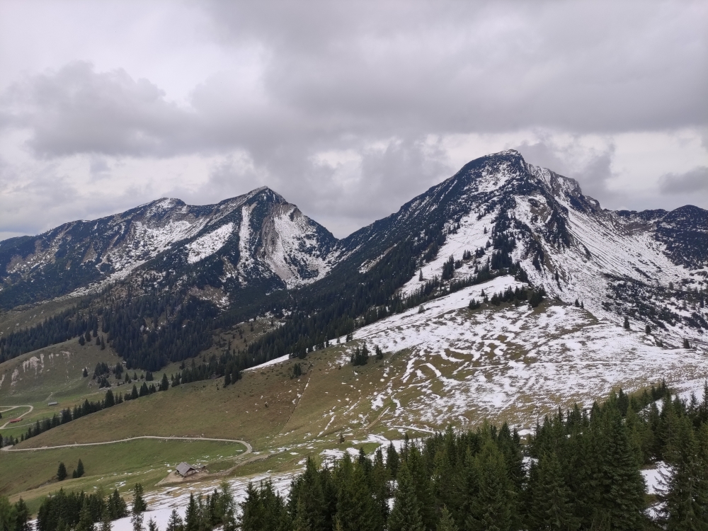Wanderung Sonntagshorn von Unken: Der Serpentinen-Aufstieg zum Sonntagshorn (rechts)