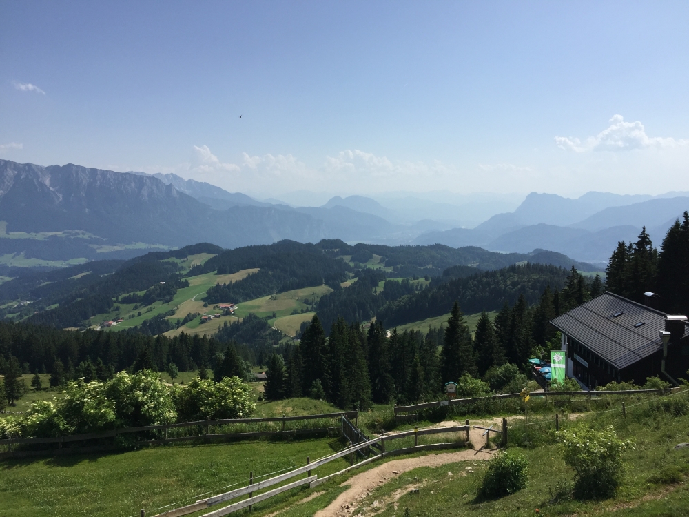 Wanderung Spitzstein Nordwandsteig: Wanderung Spitzstein Nordwandsteig: Blick über das Spitzsteinhaus nach Süden