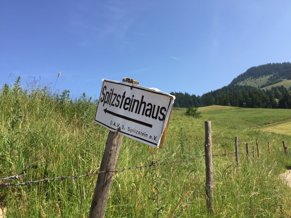 Wanderung Spitzstein: Wegweiser zum Spitzsteinhaus