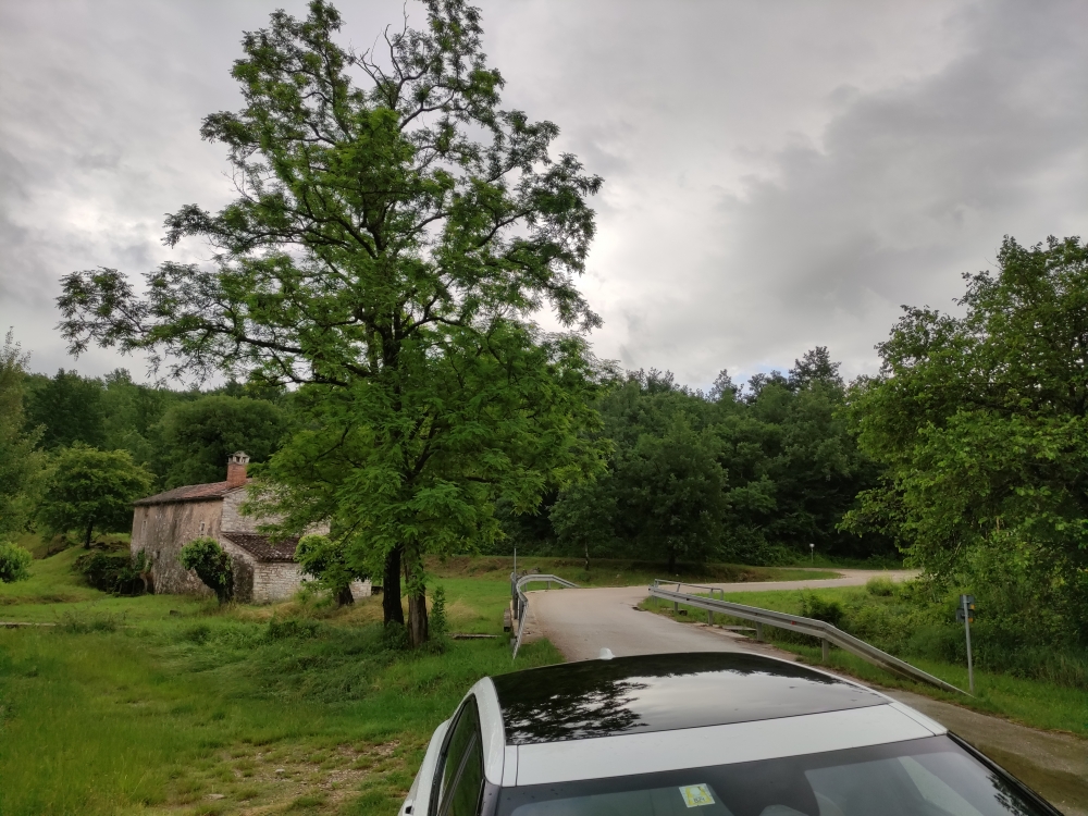 Wanderung Cingarella Höhle und Wasserfall: Wanderung Cingarella Höhle und Wasserfall: Parken bei der Stari-Mühle