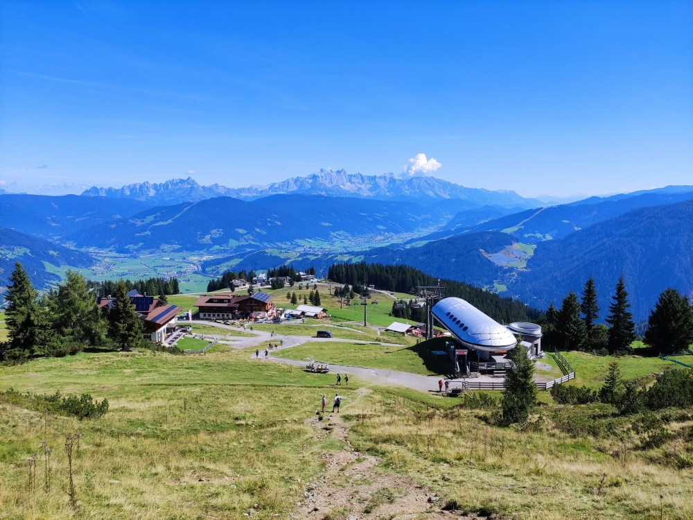 Wanderung Saukarfunktel: Wanderung Saukarfunktel: Bereits am Liftende hat man beste Aussicht über Radstadt mit dem Rossbrand zur Bischofsmütze und Hoher Dachstein (starjet 2 Bergstation)