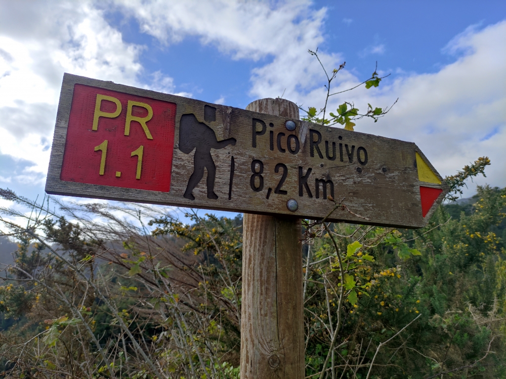 Wanderung Ruivo: Wanderung Ruivo: 8,2km zum Ziel laut Wegweiser