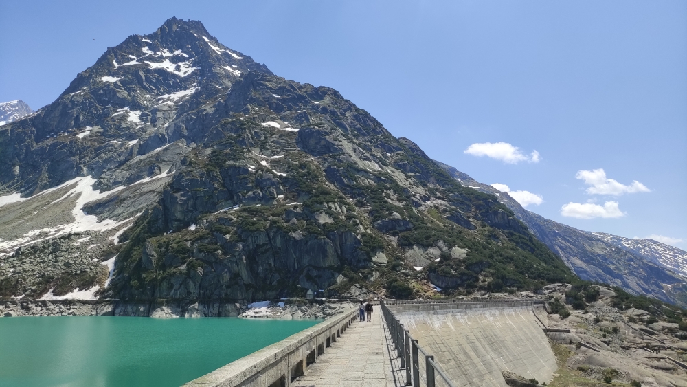 Wanderung Gelmerbahn: Weg auf der Dammkrone