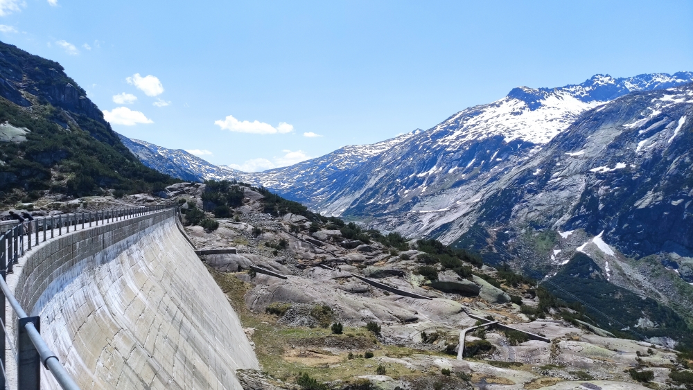 Wanderung Gelmerbahn: Weg unterhalb der Staumauer