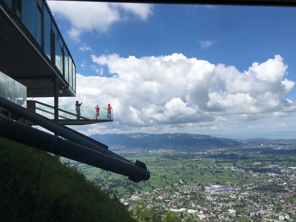 Wanderung Staufen: Wanderung Staufen: Die Aussichtsplattform Karren-Kante bei der Bergstation
