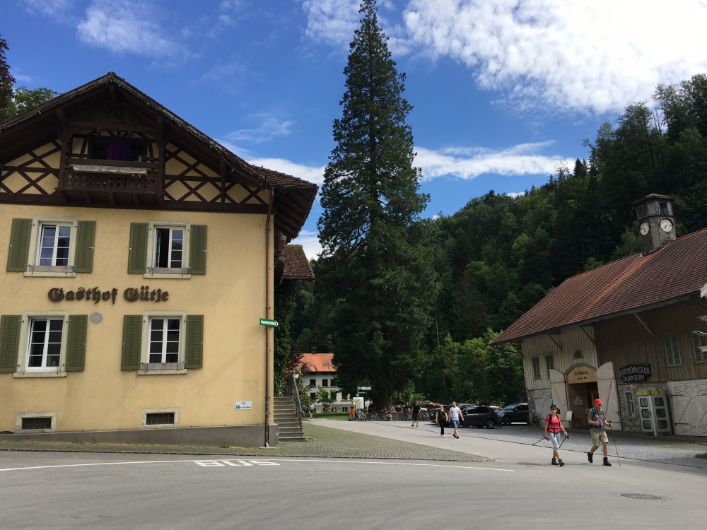 Wanderung Staufen: Wanderung Staufen: Bushaltestelle und Wanderparkplatz Gütle