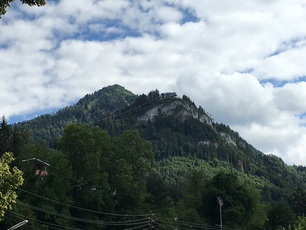Wanderung Staufen: Wanderung Staufen: Blick von Dornbirn auf die Bergstation der Karrenseilbahn