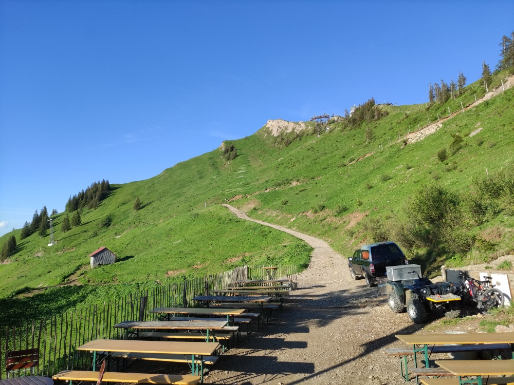 Wanderung Hochgrat: Terrasse Staufner Haus mit Weg zur Bergstation