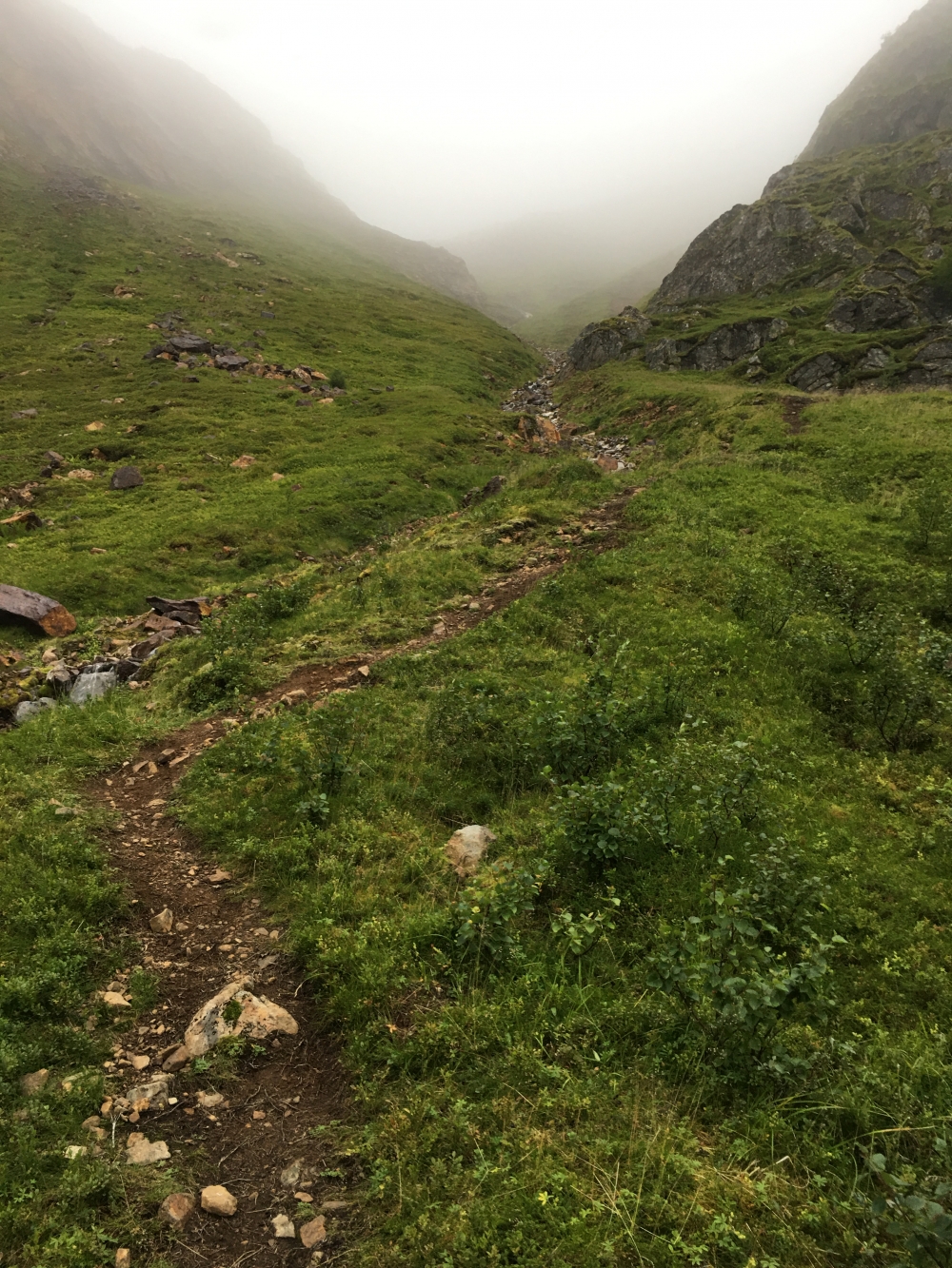 Wanderung Staven: Am Bach entlang geht es aus dem Hochtal in den Sattel