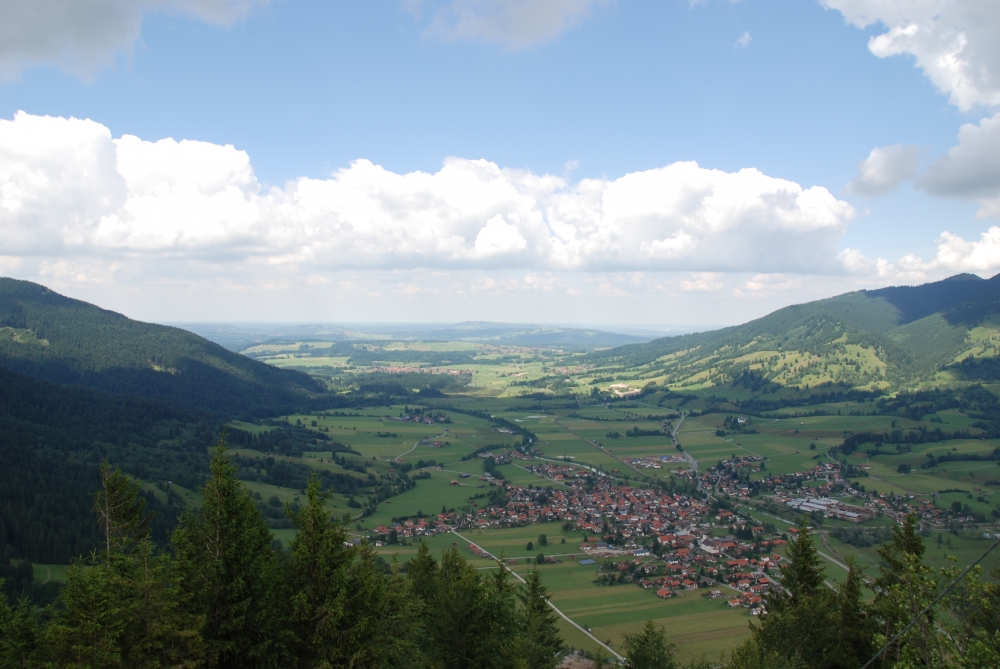 Wanderung Steckenbergkreuz: Wanderung Steckenbergkreuz: Ausblick auf Unterammergau (Steckenbergkreuz)