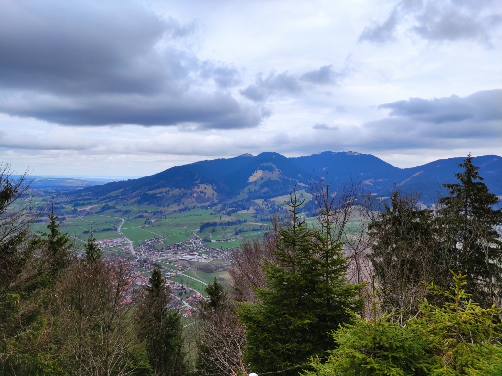 Wanderung Steckenbergkreuz: Wanderung Steckenbergkreuz: Blick über Unterammergau zum Hörnle (Steckenbergkreuz)