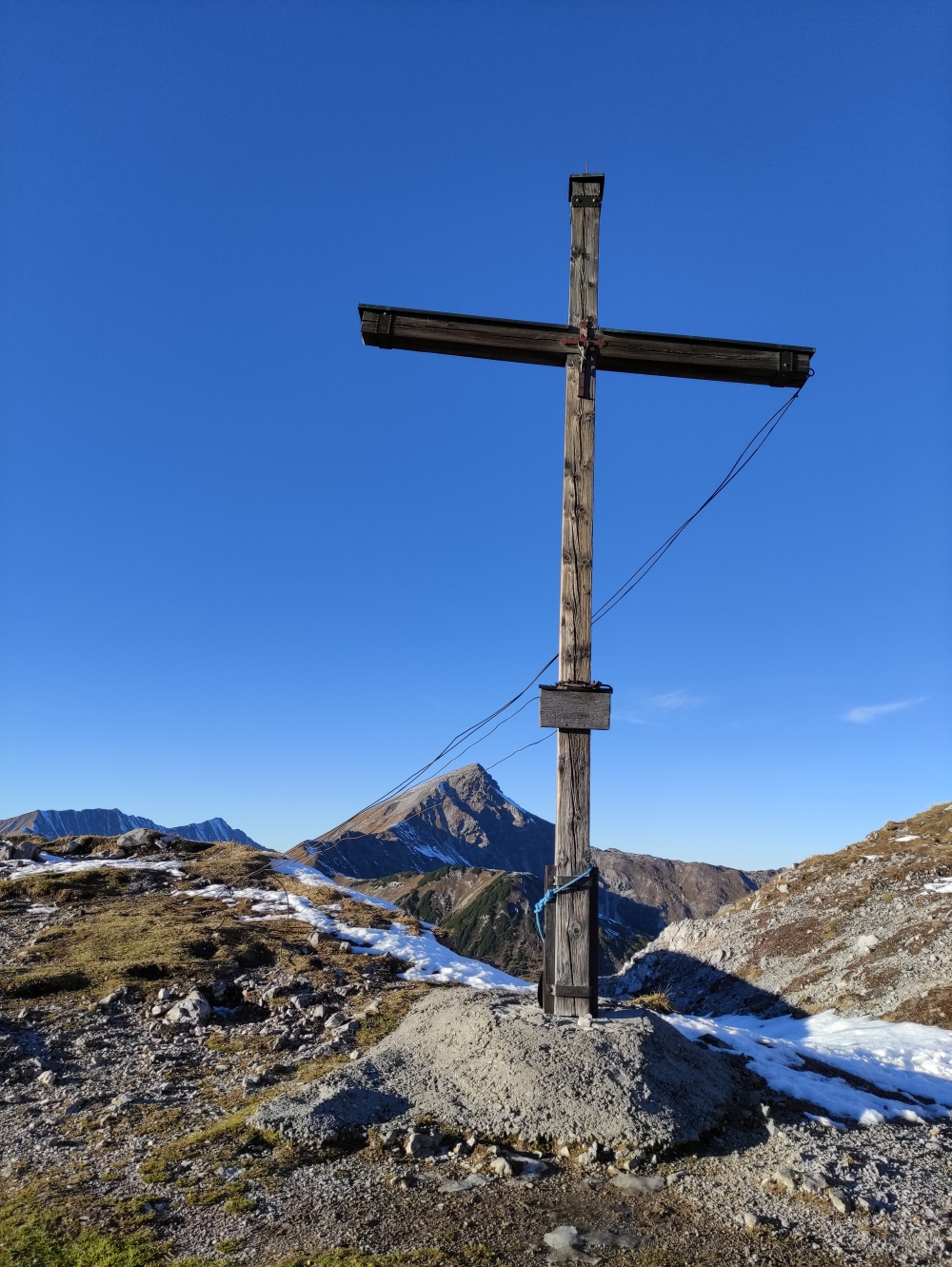 Wanderung Falscher Kogel: Wanderung Falscher Kogel: Kreuz im Steinjöchle mit Namloser Wetterspitze im Hintergrund
