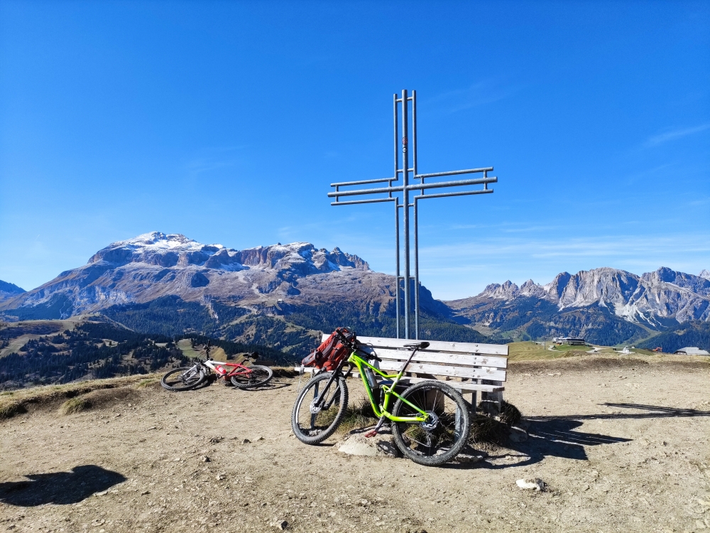 Störes -> Pralongia: Gipfelkreuz mit Sella und Grödner Joch im Hintergrund