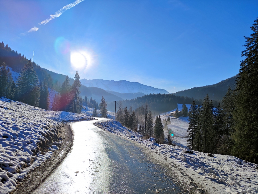 Wanderung Auerspitz: Wanderung Auerspitz: Die Straße ins Valepp, rechts die Albert-Link-Hütte