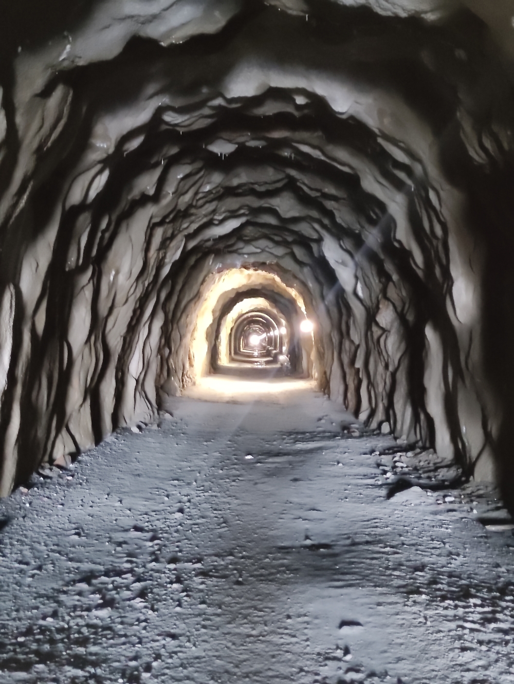 Wanderung Strahlhorn: Im Tunnel