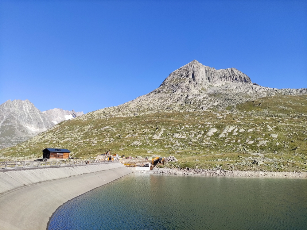 Wanderung Strahlhorn: Märjelen-Stausee mit Blick auf das Strahlhorn