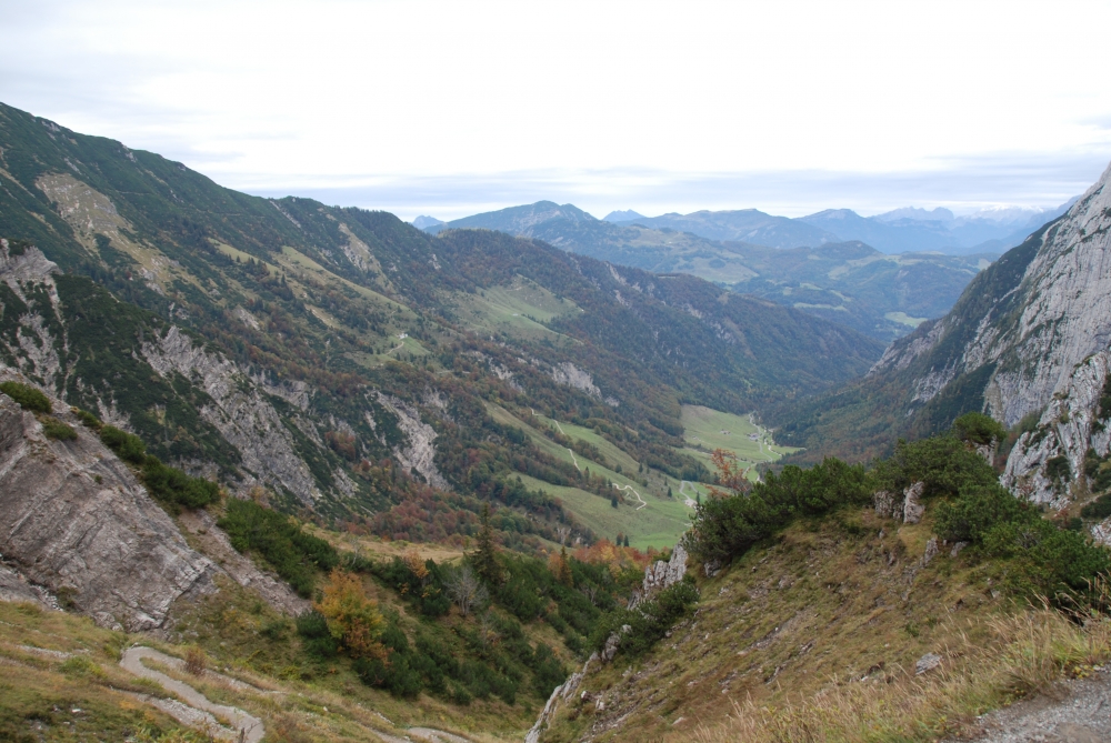 Wanderung Stripsenkopf: Wanderung Stripsenkopf: Blick ins Kaiserbachtal (Stripsenjochhaus)