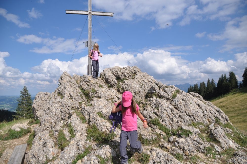 Wanderung Mittag: Wanderung Mittag: Das Bärenköpfle-Gipfelkreuz direkt neben dem Wanderweg