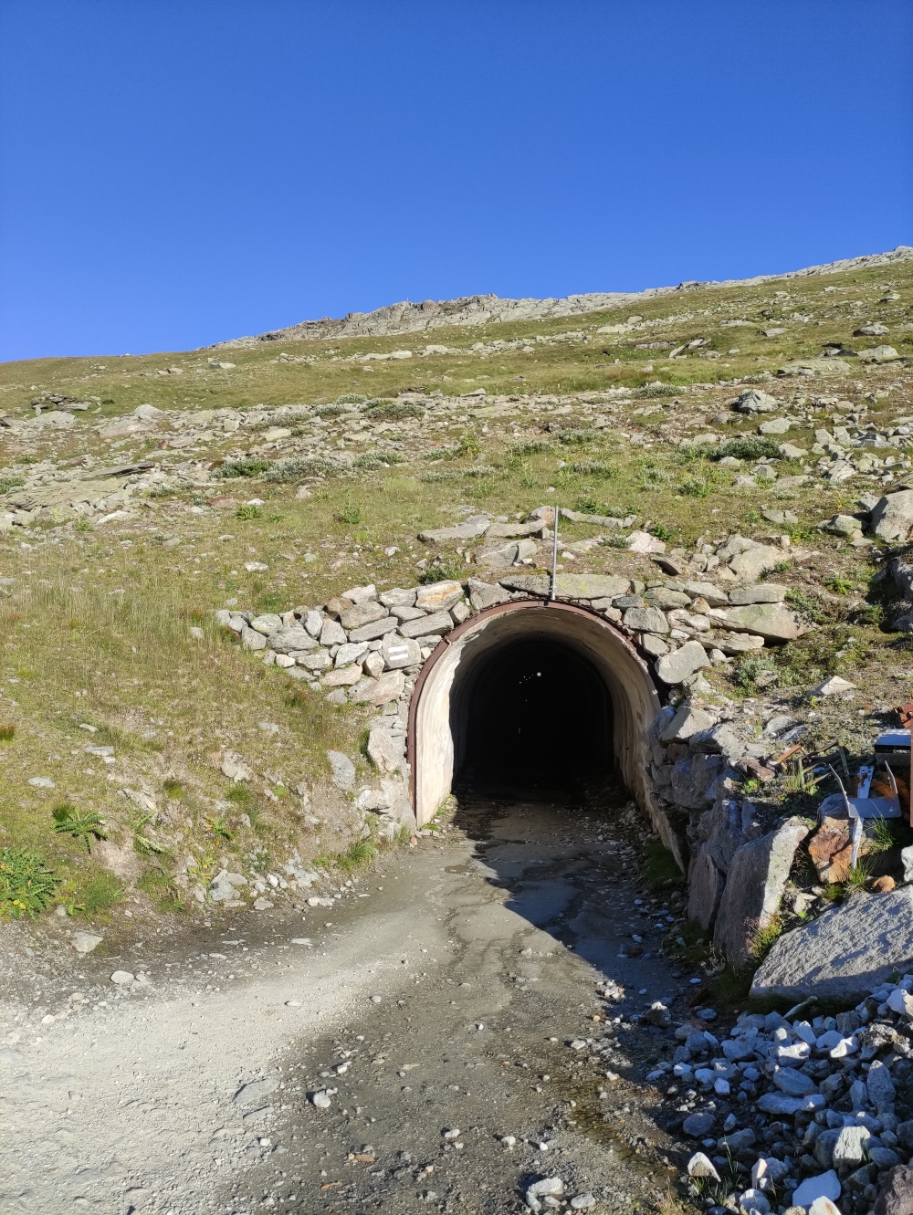 Wanderung Strahlhorn: Wanderung Strahlhorn: Nordportal (Talligrattunnel Nordportal)