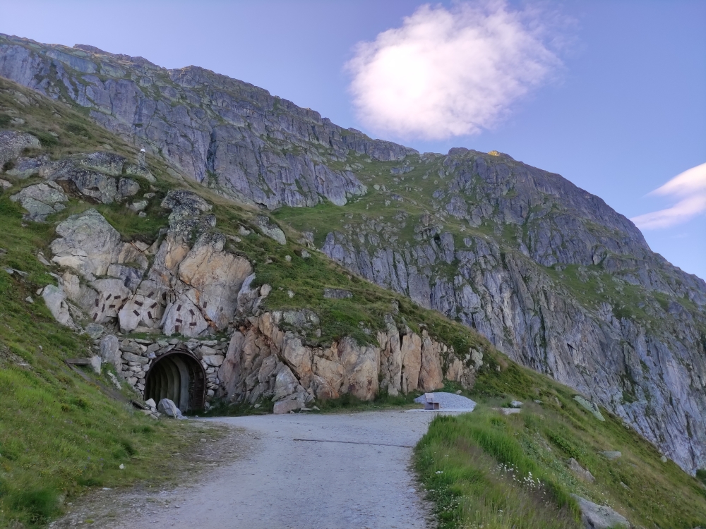 Wanderung Strahlhorn: Wanderung Strahlhorn: Südportal (Talligrattunnel Südportal)