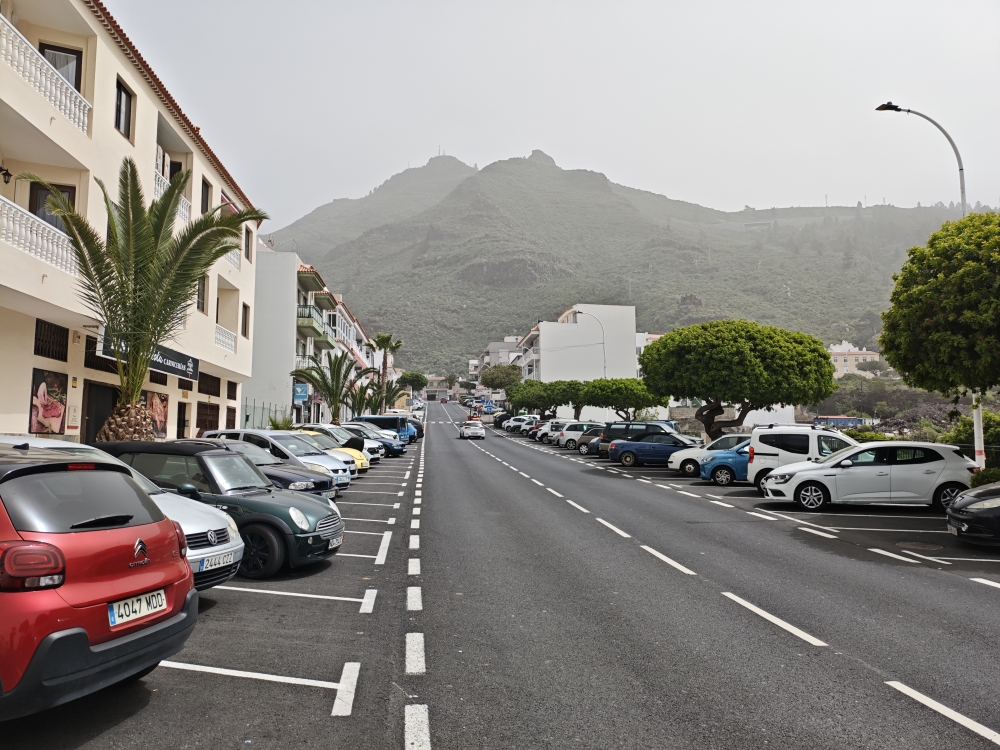 Wanderung Guama: Wanderung Guama: Zahlreiche Parkmöglichkeiten an der Hauptstraße