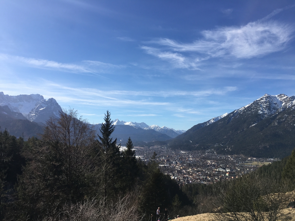 Rodeln Tannenhütte Rodeltour: Rodeln Tannenhütte Rodeltour: Blick über Garmisch-Partenkirchen mit Zugspitze (links) und Kramerspitz (rechts) von der Tannenhütte.
