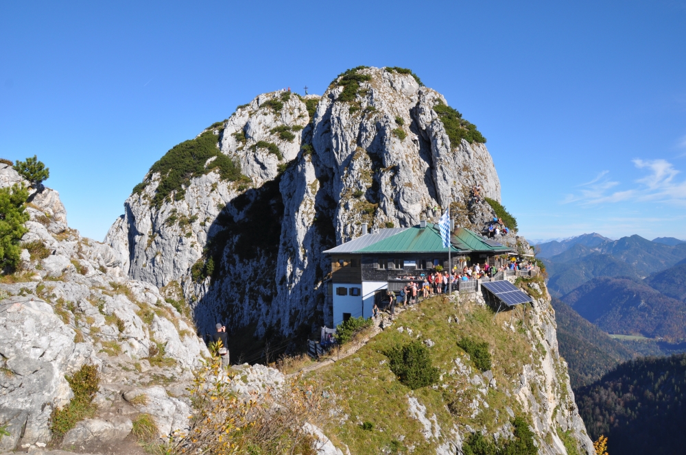 Wanderung Tegernseer Hütte mit kurzer Kletterpassage: Wanderung Tegernseer Hütte mit kurzer Kletterpassage: Tegernseer Hütte vor dem Buchstein