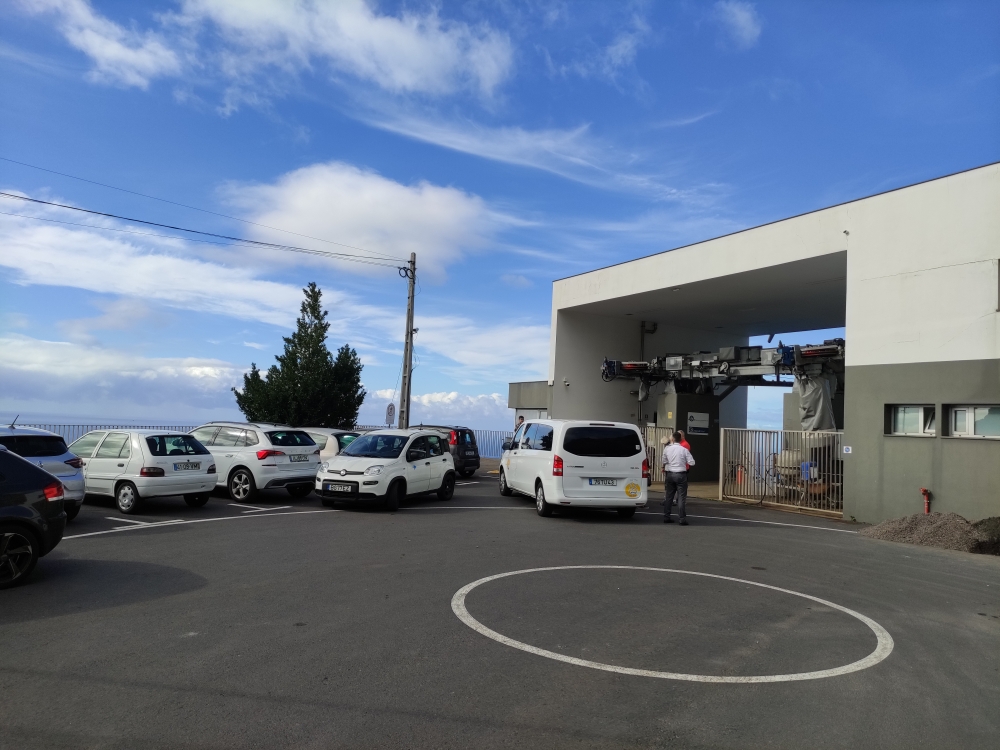 Wanderung Fajã dos Padres: Wanderung Fajã dos Padres: Kleiner Parkplatz an der Bergstation