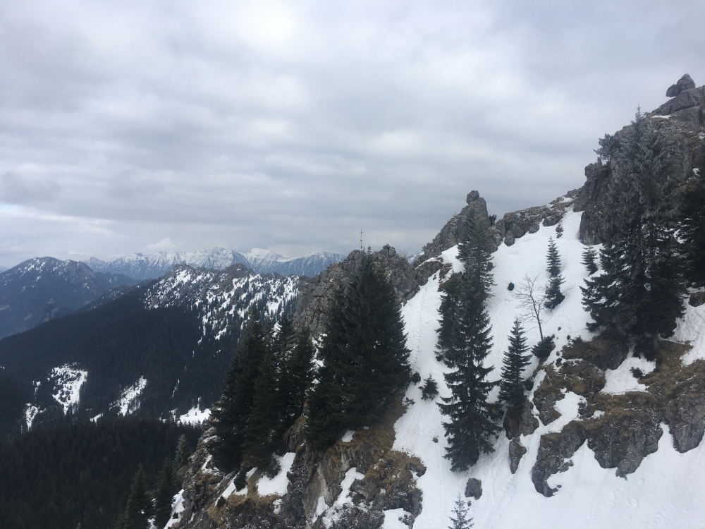Auf dem Stein: Das schwer zu erreichende Gipfelkreuz des Auf dem Stein