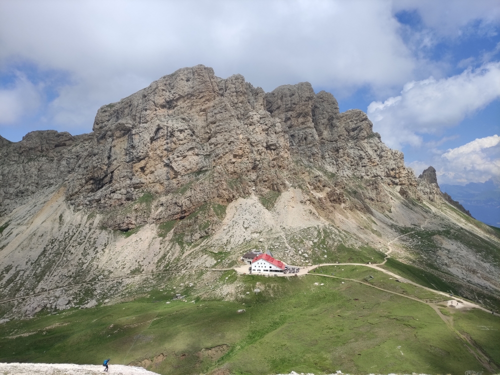 Laurenzi Klettersteig und Maximiliansteig: Laurenzi Klettersteig und Maximiliansteig: Tierser Alpl Hütte unter dem Großer Rosszahn