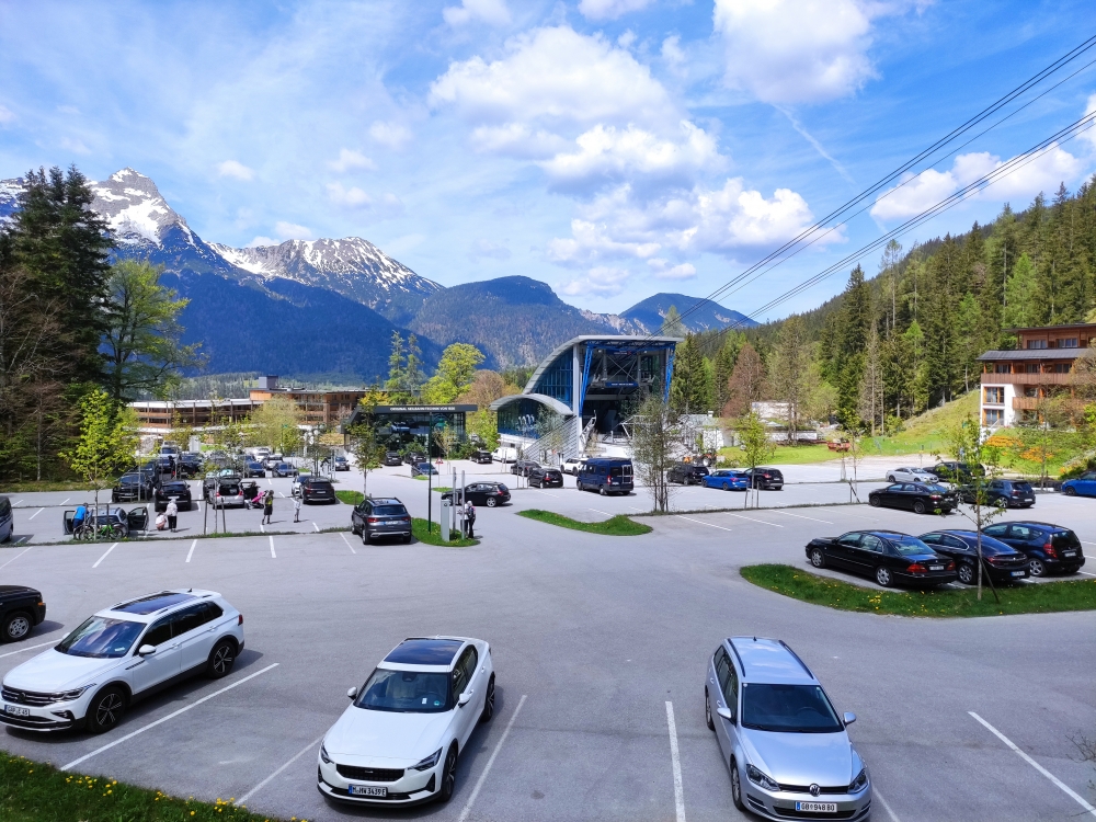 Wanderung Zugspitze über Gatterl: Wanderung Zugspitze über Gatterl: Parkplatz an der Talstation (Tiroler Zugspitzbahn Talstation)
