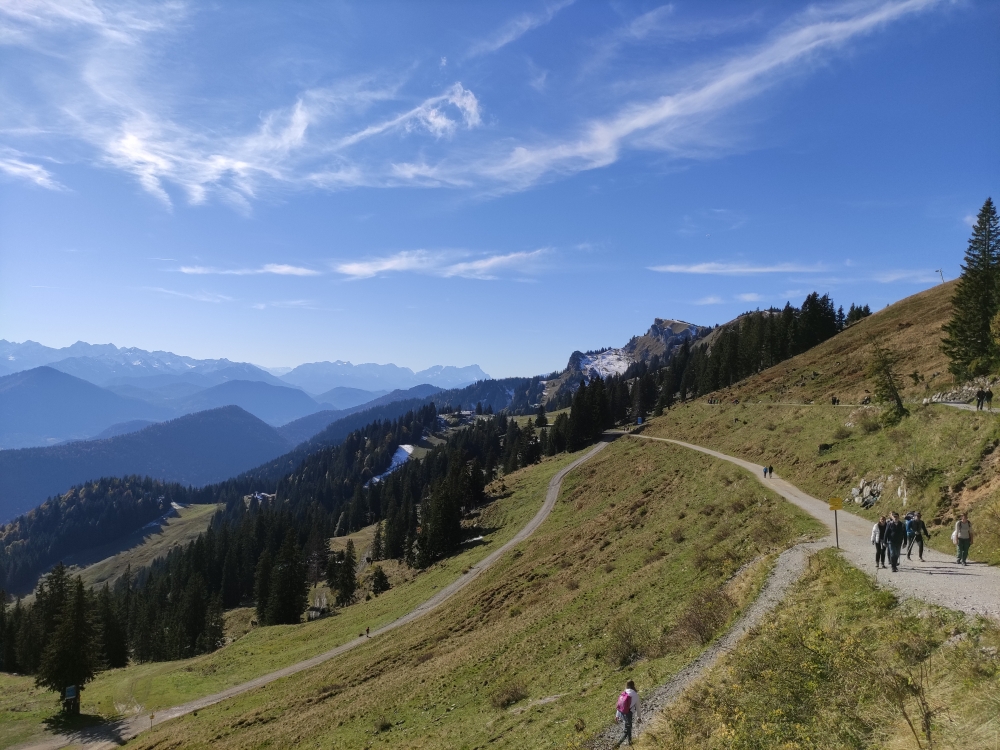 Wanderung Tölzer Hütte Brauneck: Auch mit dem Kinderwagen kommt auf breiter Fahrstraße zur Tölzer Hütte (Bildmitte)