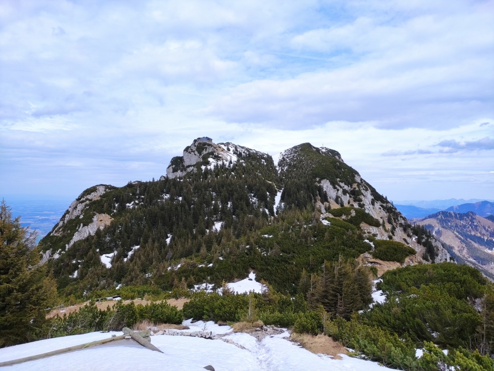Wanderung Traunstein: Blick vom Traunsteinhaus zum Traunstein und Gmundner Hütte 