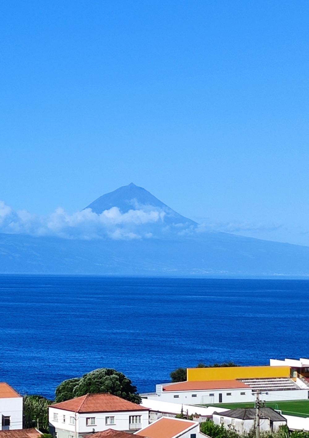 Wanderung Trilho das Fontes: Blick zum Montanha do Pico auf der Nachbarinsel Pico