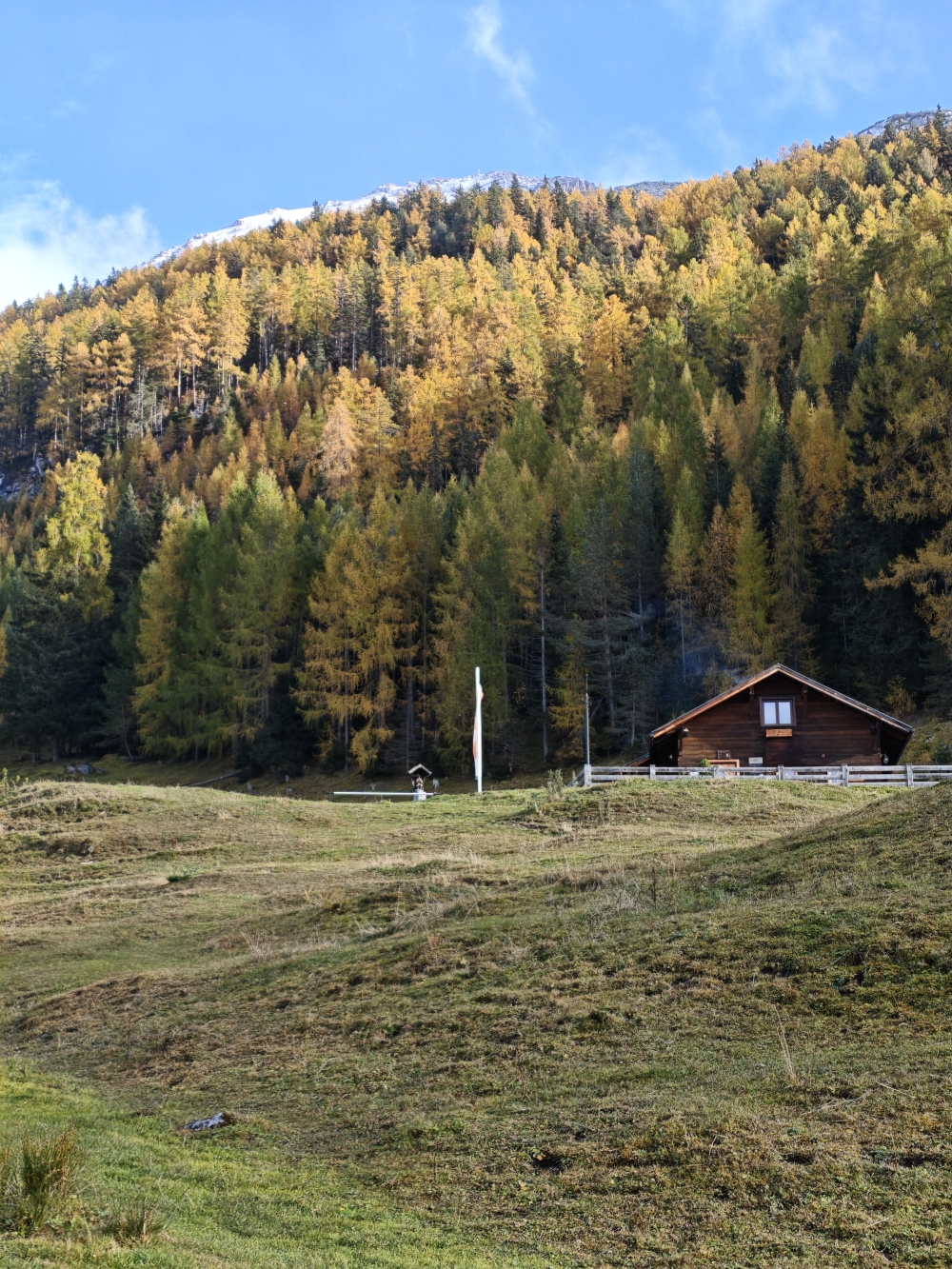 Wanderung Tschirgant: Über die Almwiesen zur Alm unter dem Tschirgant 