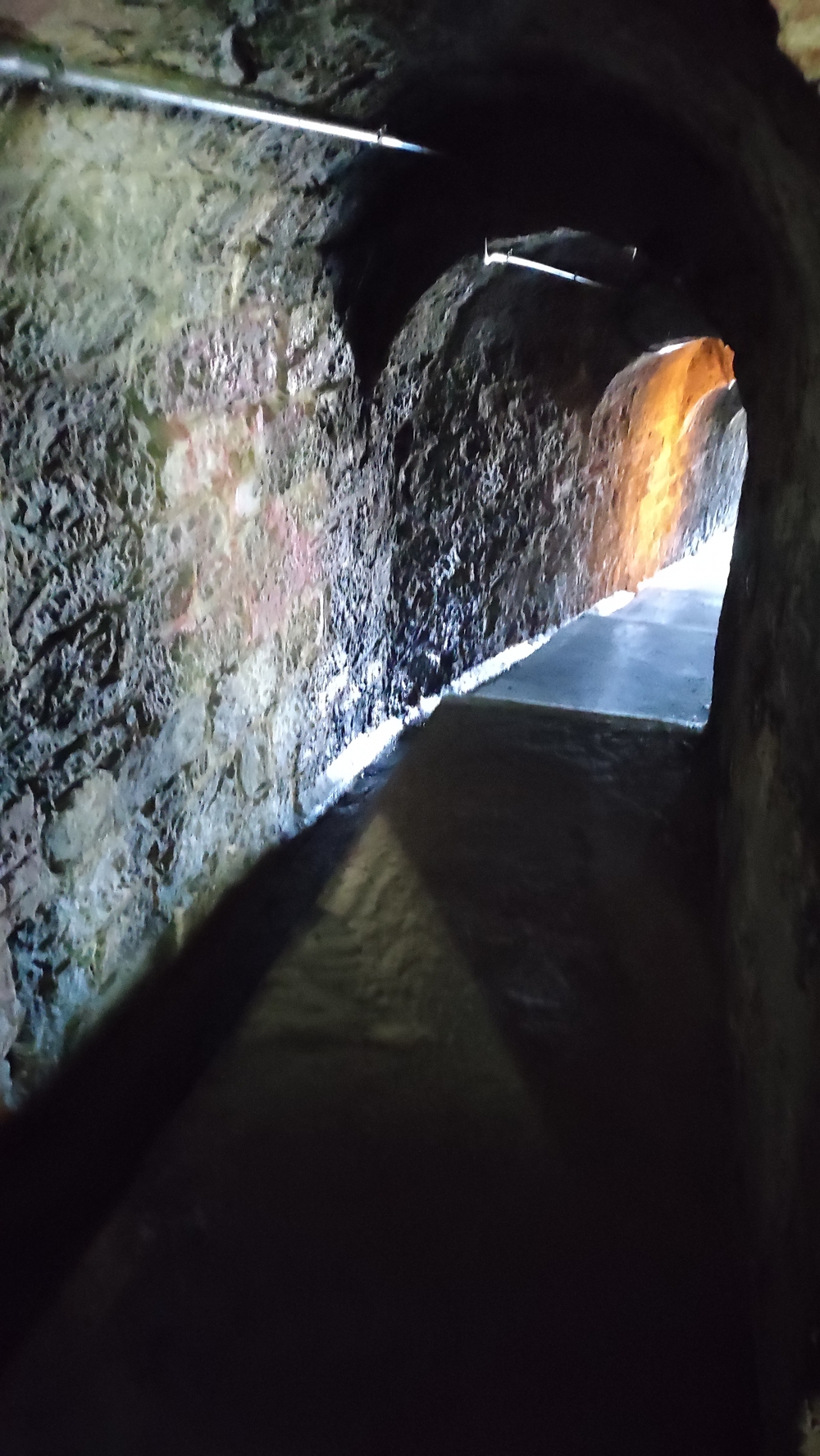 Wanderung Zoagli Uferweg: Wanderung Zoagli Uferweg: Unter dem Bahndamm hindurch (Tunnel Lungomare Canevaro)